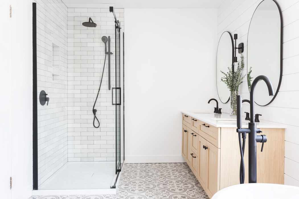 Agua Canada VIENNA Round Shower Kit Rain Shower and Hand Shower Spout